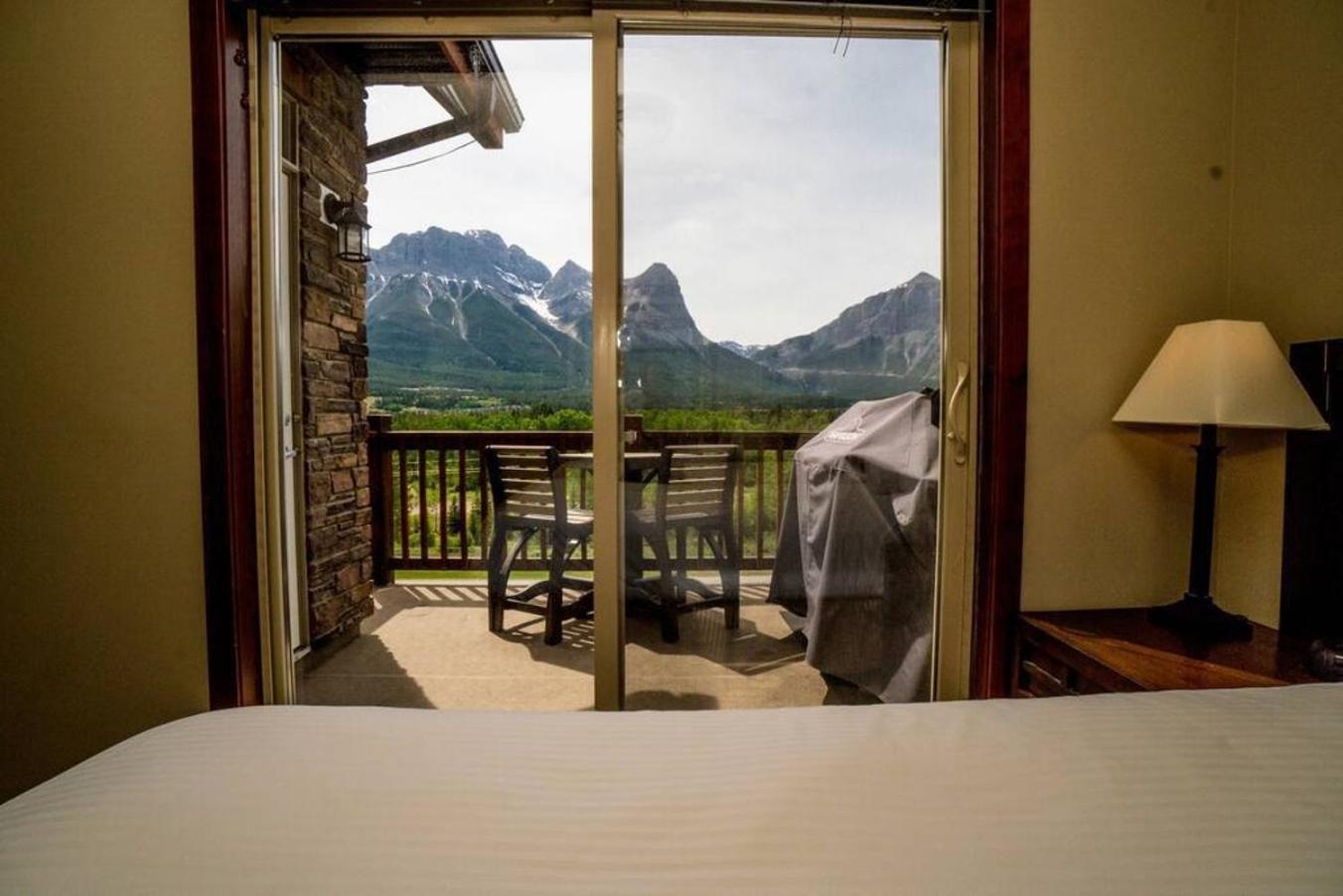 Spacious Penthouse Suite-King Beds-Pool & Hot Tub Canmore Extérieur photo