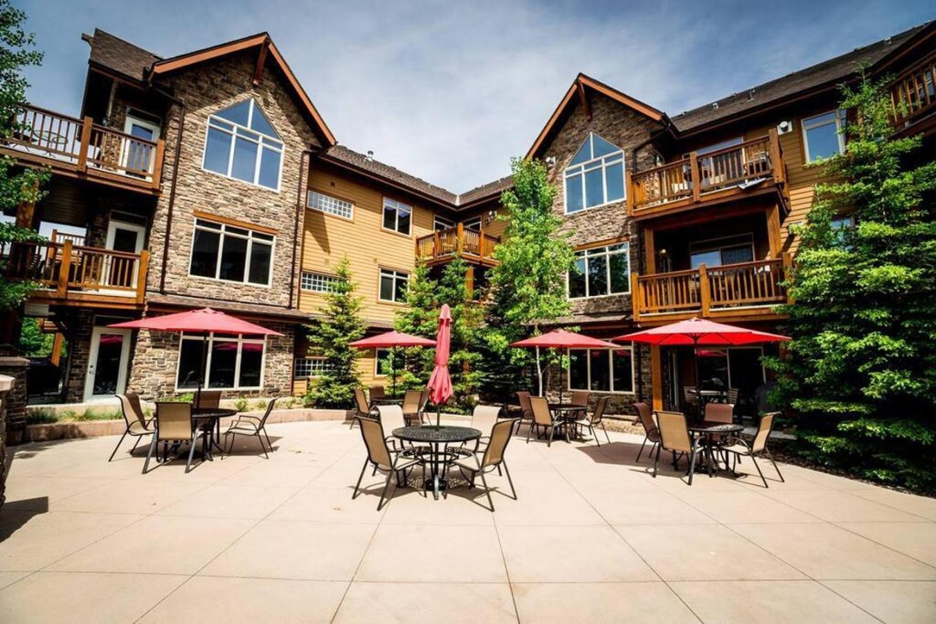 Spacious Penthouse Suite-King Beds-Pool & Hot Tub Canmore Extérieur photo