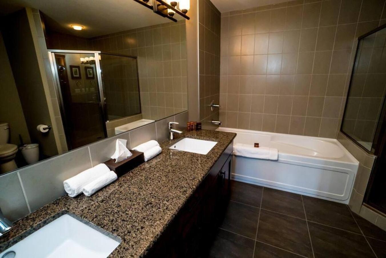 Spacious Penthouse Suite-King Beds-Pool & Hot Tub Canmore Extérieur photo