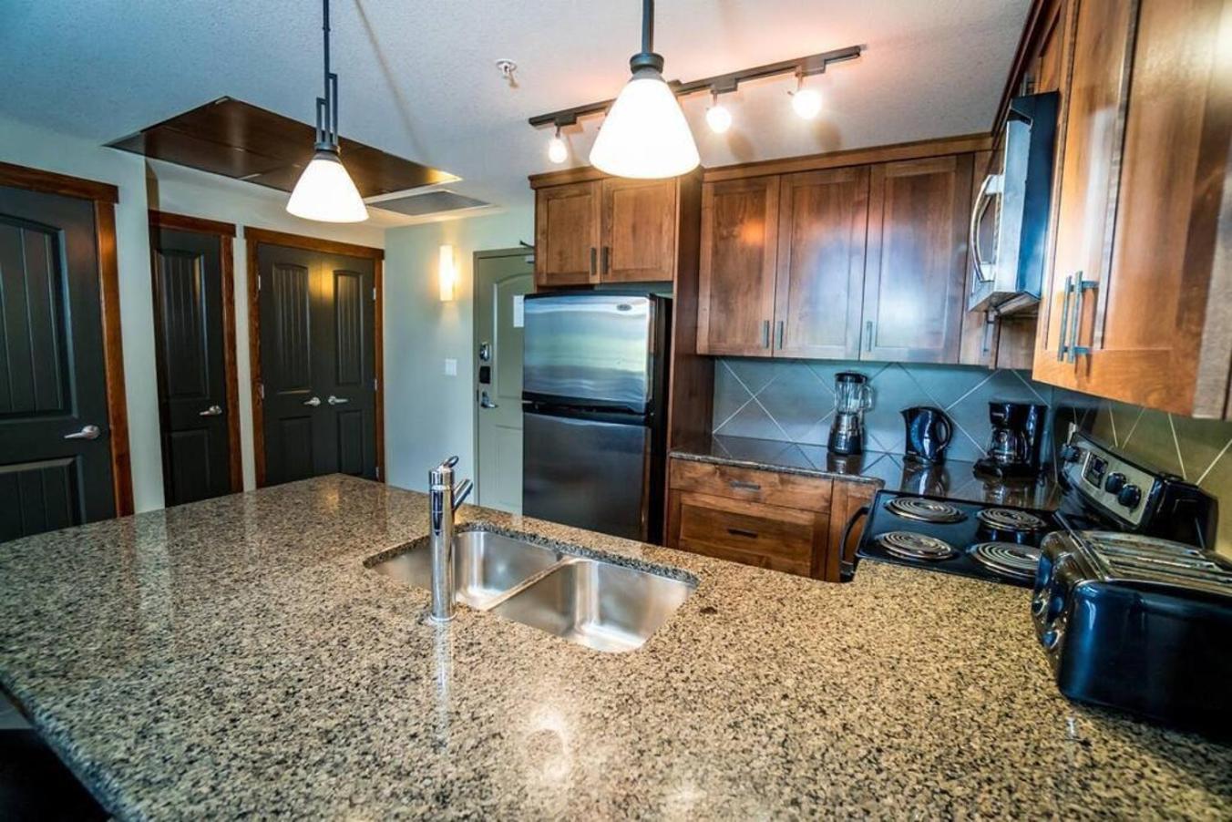 Spacious Penthouse Suite-King Beds-Pool & Hot Tub Canmore Extérieur photo