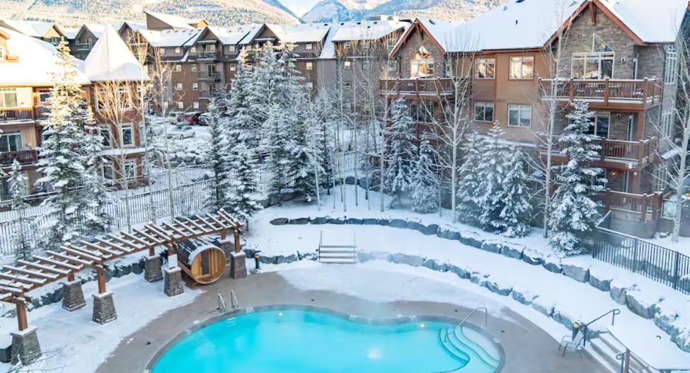 Spacious Penthouse Suite-King Beds-Pool & Hot Tub Canmore Extérieur photo